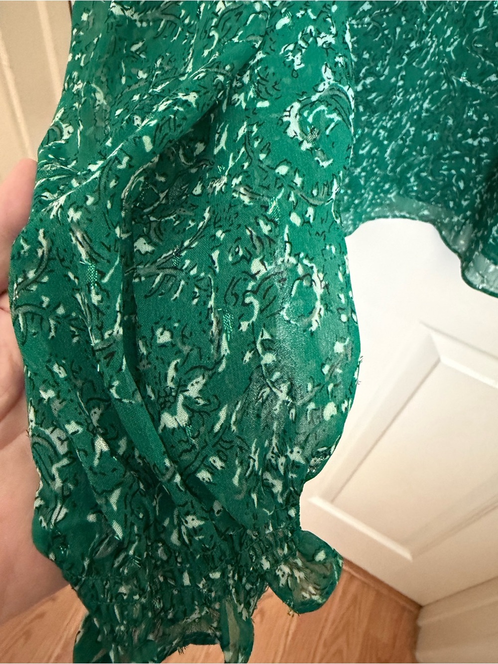 cupcakes & cashmere Green Floral
Paisley Smocked Balloon Sleeve Blouse, Size M - Picture 6 of 14